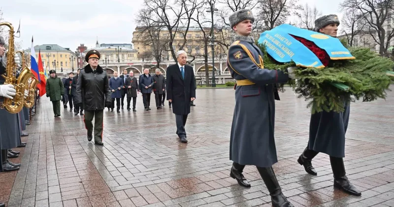 Токаев возложил цветы к памятнику мемориалу Могила неизвестного солдата в Москве