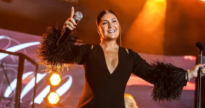 Qəza günü konsert verən Sibelcan tənqid olundu Nəyə gülürsən?...