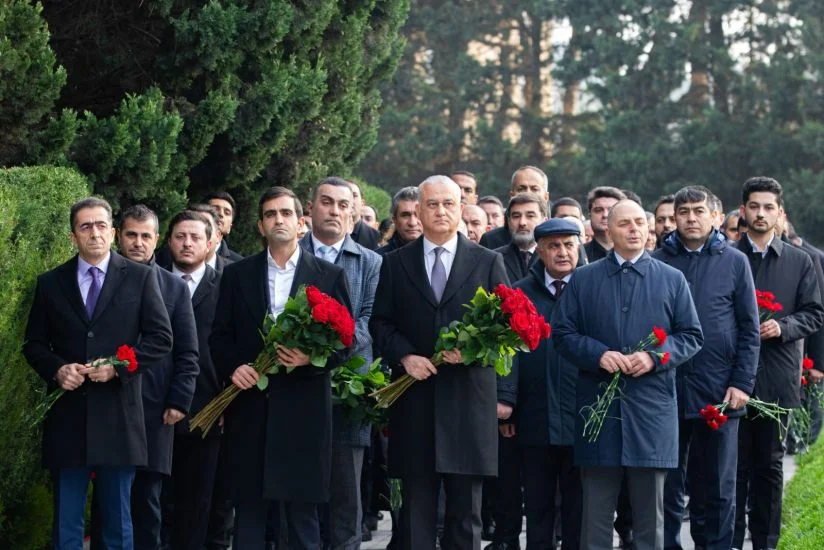 “Azərsun Holdinqin rəhbər heyəti Ulu Öndərin məzarını ziyarət etdi FOTOLAR