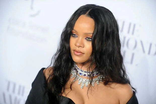 Rihanna cırıq paltarı ilə diqqət çəkdi FOTOLAR