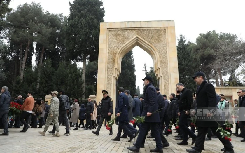 Azərbaycan xalqı Fəxri xiyabanda Ümummilli Liderin məzarını ziyarət edir