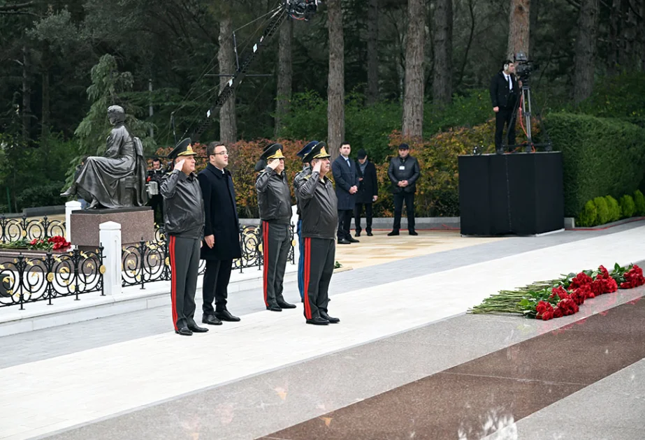 Müdafiə Nazirliyinin rəhbər heyəti Fəxri xiyabanı ziyarət edib AZƏRTAC