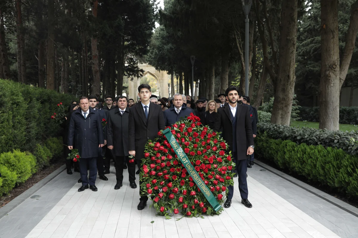 BDU kollektivi Ümummilli Lider Heydər Əliyevin məzarını ziyarət etdi