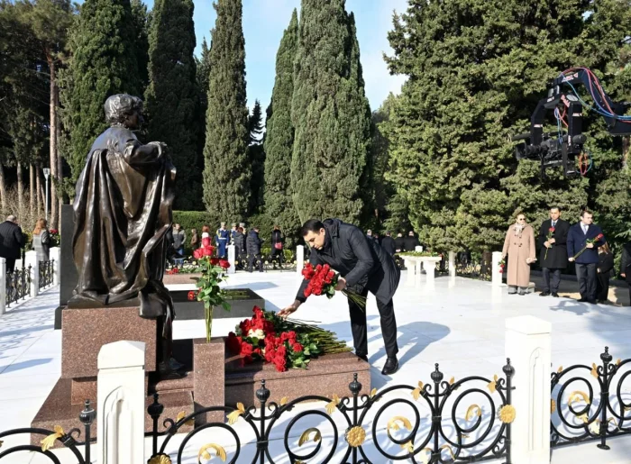 Mədəniyyət Nazirliyinin kollektivi Ümummilli lider Heydər