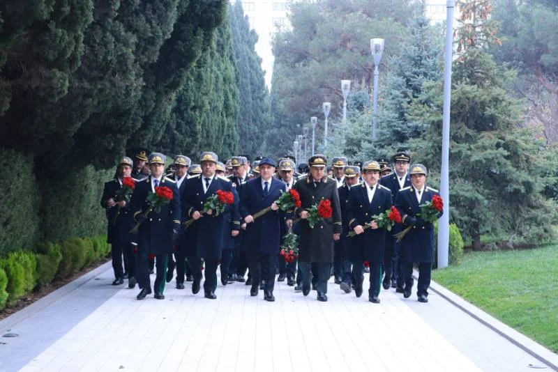 Baş Prokurorluğun əməkdaşları anım günü ilə bağlı Fəxri xiyabanda FOTO