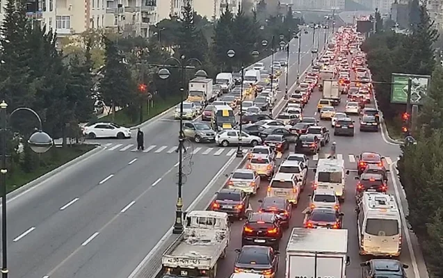 Paytaxtda yenə tıxac var YOLLARIN SİYAHISI