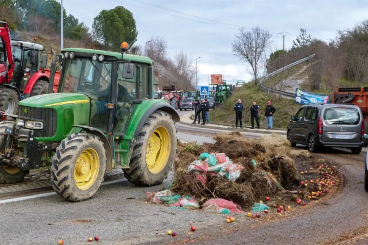 Во Франции фермеры перекрыли шоссе стеной из стогов сена