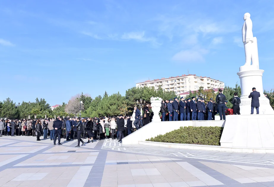 Sumqayıtlılar Ulu Öndərin abidəsini ziyarət ediblər AZƏRTAC