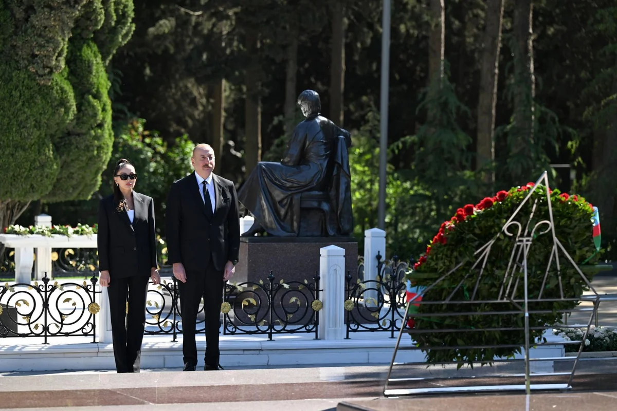 Prezident və birinci xanım Ümummilli Lider Heydər Əliyevin məzarını ziyarət ediblər