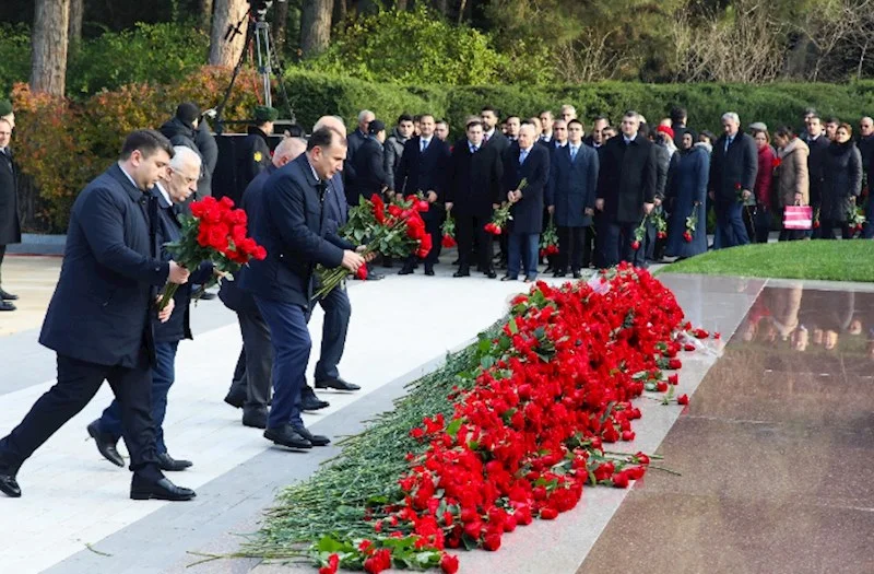 Ulu Öndər Heydər Əliyevin məzarı ziyarət olunub FOTOLAR