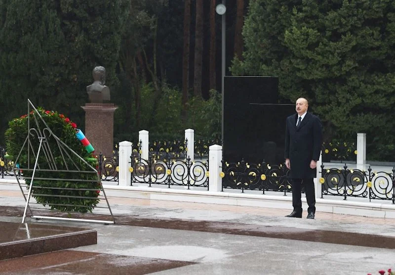 Prezident və birinci vitseprezident Heydər Əliyevin məzarını ziyarət edib