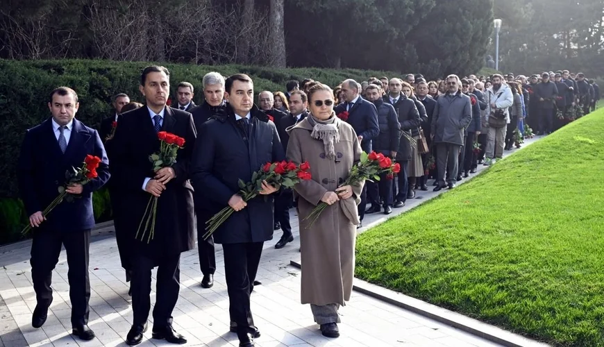 Mədəniyyət Nazirliyinin kollektivi Heydər Əliyevin məzarını ziyarət etdi