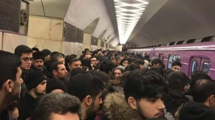 Metroda problem yarandı Sərnişinlər düşürüldü