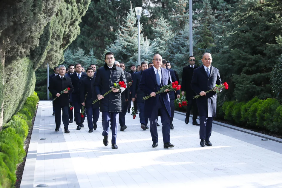 AQTAnın əməkdaşları Fəxri xiyabanda Ümummilli Liderin məzarını ziyarət edib