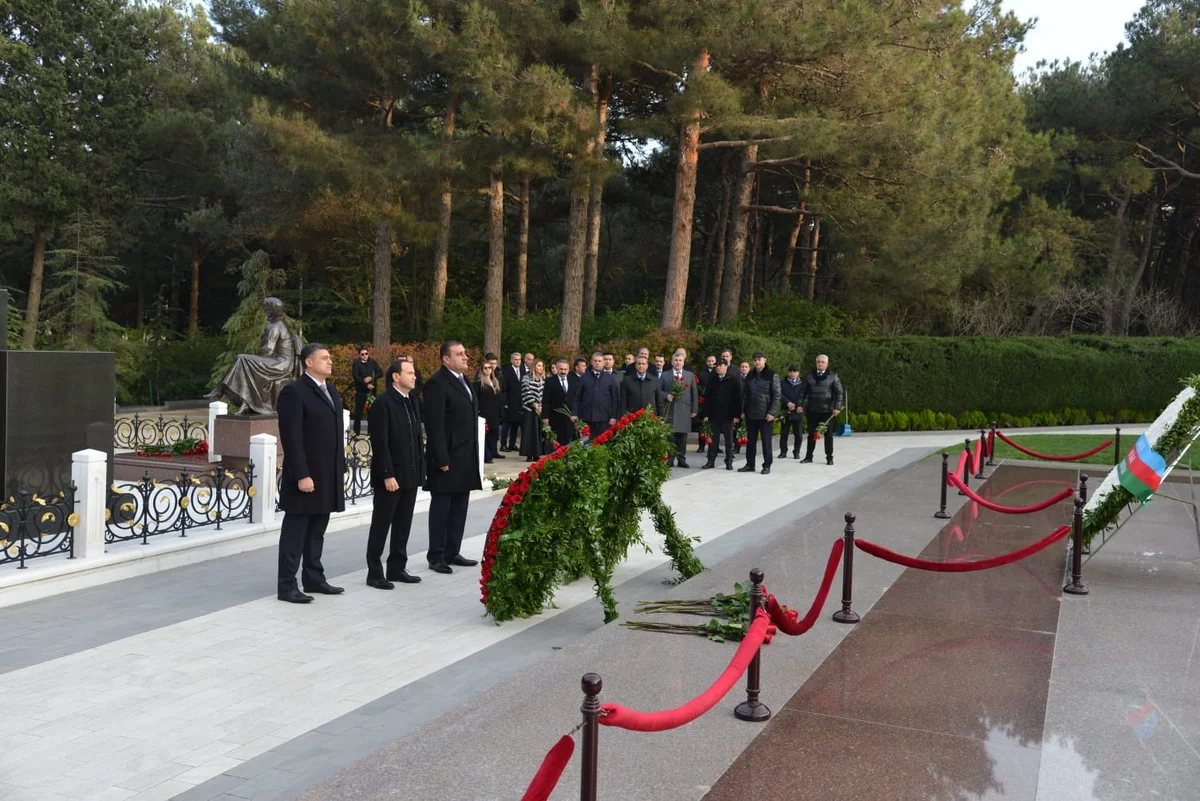 “Azpetrol” şirkətinin rəhbərliyi Ümummilli Lider Heydər Əliyevin məzarını ziyarət edib FOTO