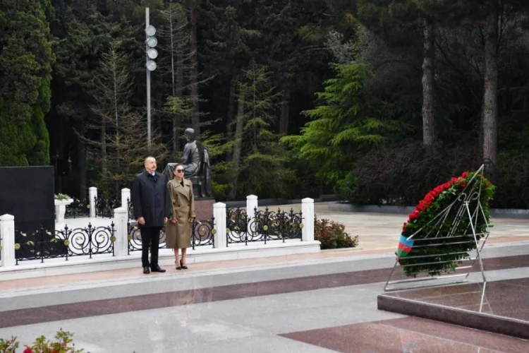 Prezident və birinci xanım Ümummilli Liderin məzarını ziyarət ediblər