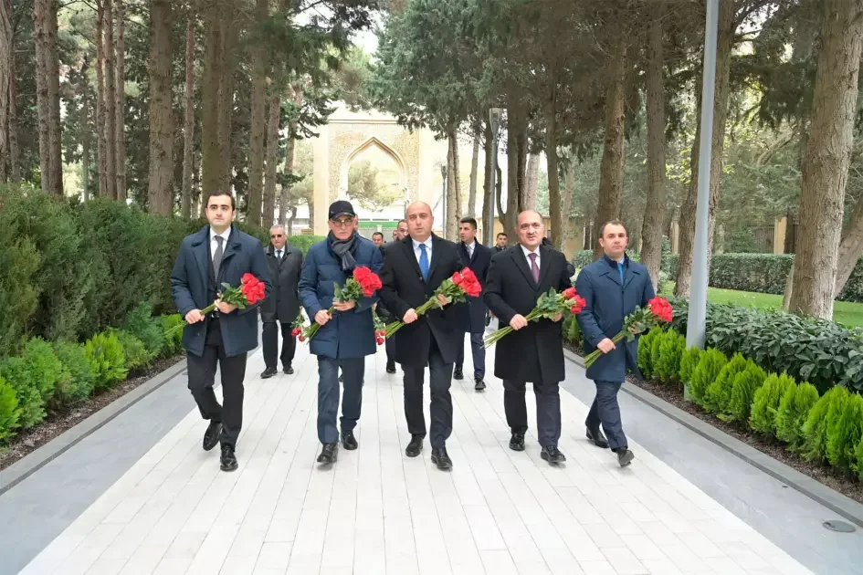 Elm və Təhsil Nazirliyinin kollektivi Ulu Öndərin məzarını ziyarət edib FOTO