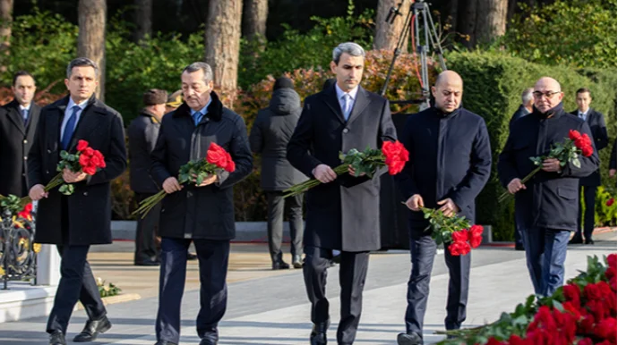 ADY kollektivi Ümummilli Lider Heydər Əliyevin məzarını ziyarət edib FOTOLAR