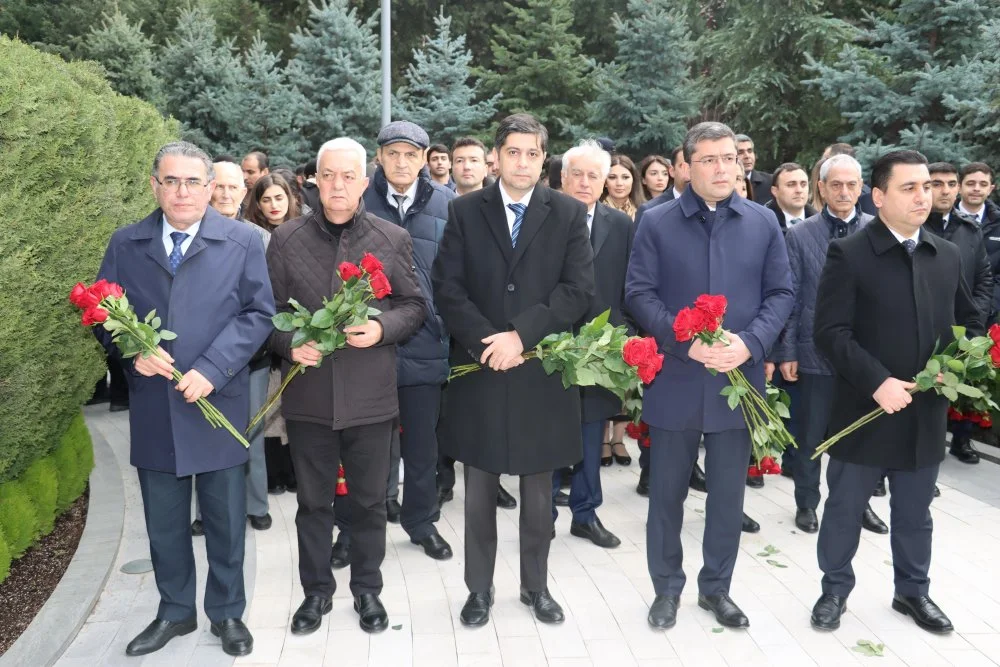 MEDİA və Audiovizual Şuranın nümayəndələri Heydər Əliyevin məzarını ziyarət etdi FOTO