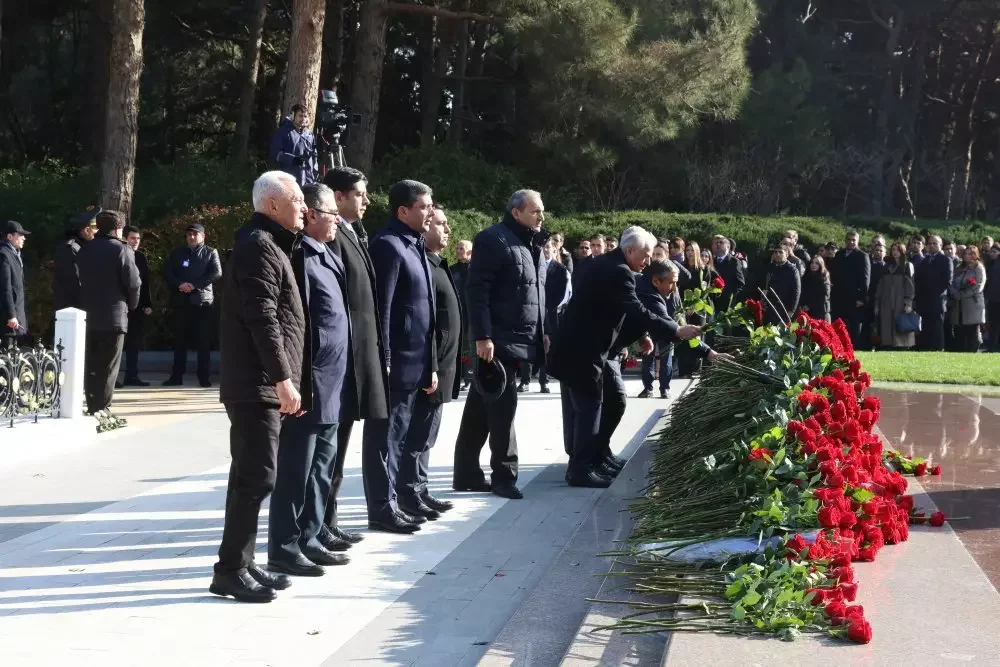 MEDİAnın kollektivi Ulu Öndərin məzarını ziyarət ediblər FOTO