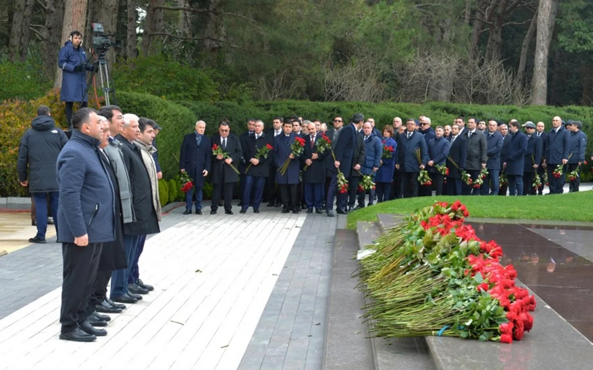 İqtisadiyyat Nazirliyinin kollektivi Heydər Əliyevin xatirəsini yad edib