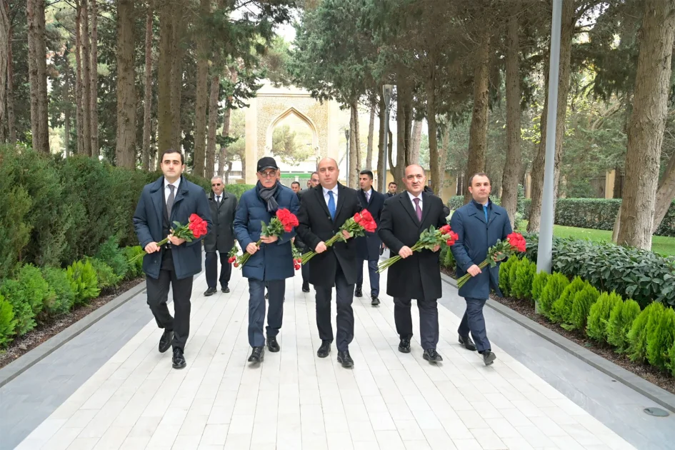 Elm və Təhsil Nazirliyinin kollektivi Ulu Öndərin məzarını ziyarət edib