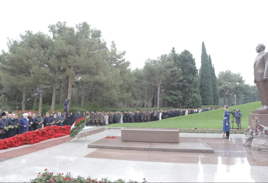 Azərbaycandakı dini konfessiyaların rəhbərləri Ümummilli Liderin məzarını ziyarət ediblər AZƏRTAC