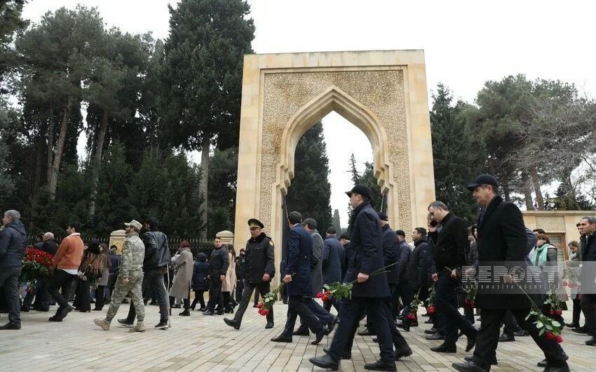 Xalq Fəxri xiyabanda Ümummilli Liderin məzarını ziyarət edir