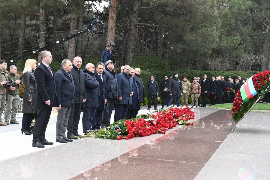 Dövlət Komitəsinin kollektivi ümummilli liderin məzarını ziyarət edib