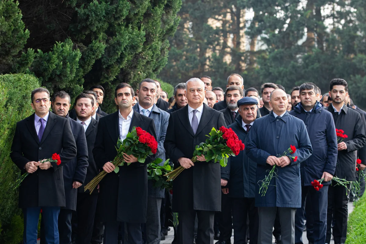 “Azərsun Holdinqin rəhbər heyəti Ulu Öndərin məzarını ziyarət edib FOTO