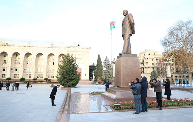 Gəncədə Heydər Əliyevin xatirəsi anıldı Fotolar