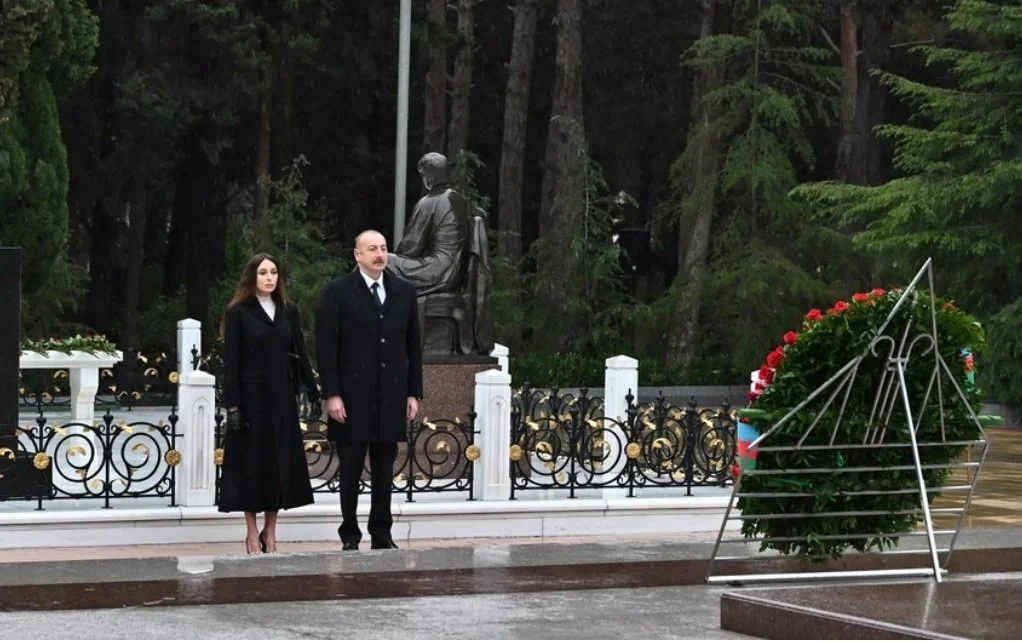 Prezident və xanımı Heydər Əliyevin məzarını ziyarət etdilər