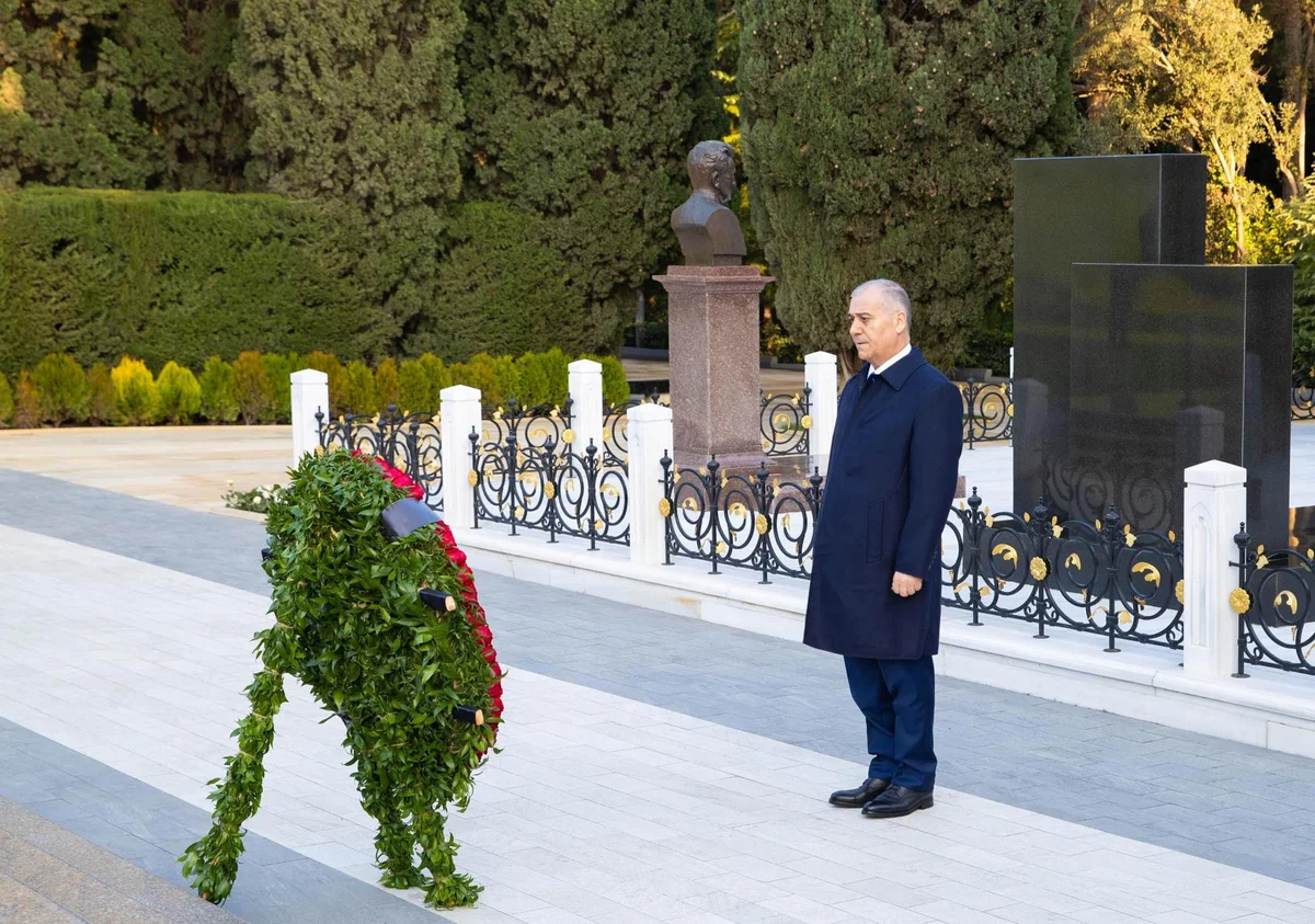 DTXnin əməkdaşları Ulu Öndərin məzarını ziyarət etdi