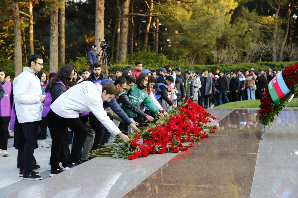 Azərbaycan Könüllüləri Ulu Öndər Heydər Əliyevin məzarını ziyarət ediblər