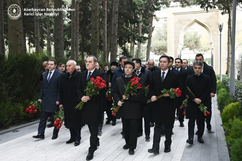 Xarici İşlər Nazirliyinin kollektivi Ulu Öndərin məzarını ziyarət edib