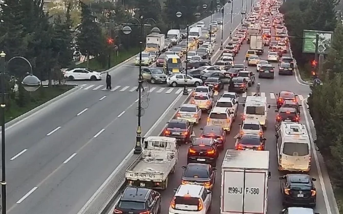 Bakının bir sıra yollarında tıxac yaranıb Xəbər saytı Son xəbərlər və Hadisələr