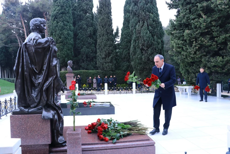 Baş Prokurorluğun əməkdaşları Fəxri xiyabanı ziyarət edib