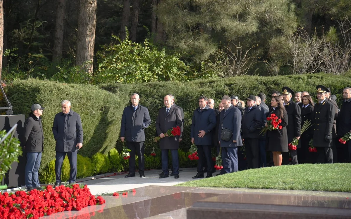 DDLAnın kollektivi Fəxri xiyabanda Ulu Öndərin abidəsini ziyarət edib FOTOLAR