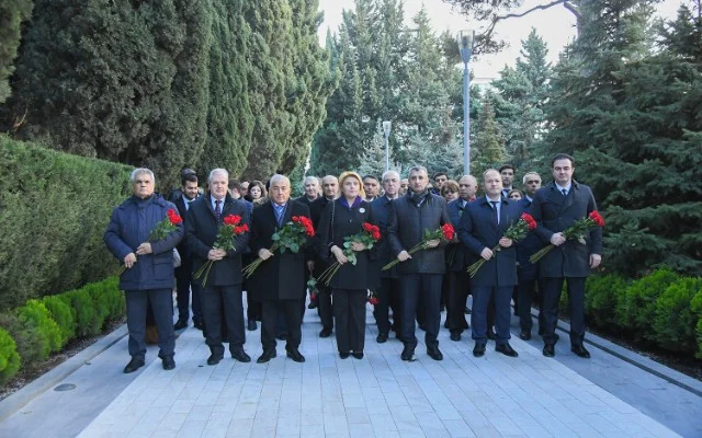 BMUnun kollektivi Ümummilli Liderin məzarını ziyarət edib FOTOLAR