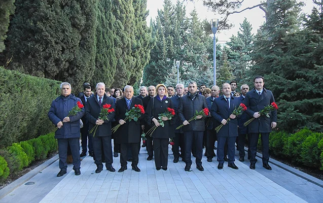 BMU kollektivi Ümummilli Liderin məzarını ziyarət etdi Fotolar