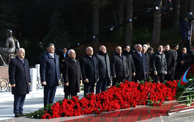 “AzərEnerji” və “Azərişıq” kollektivləri Ulu Öndərin məzarını ziyarət etdi Foto