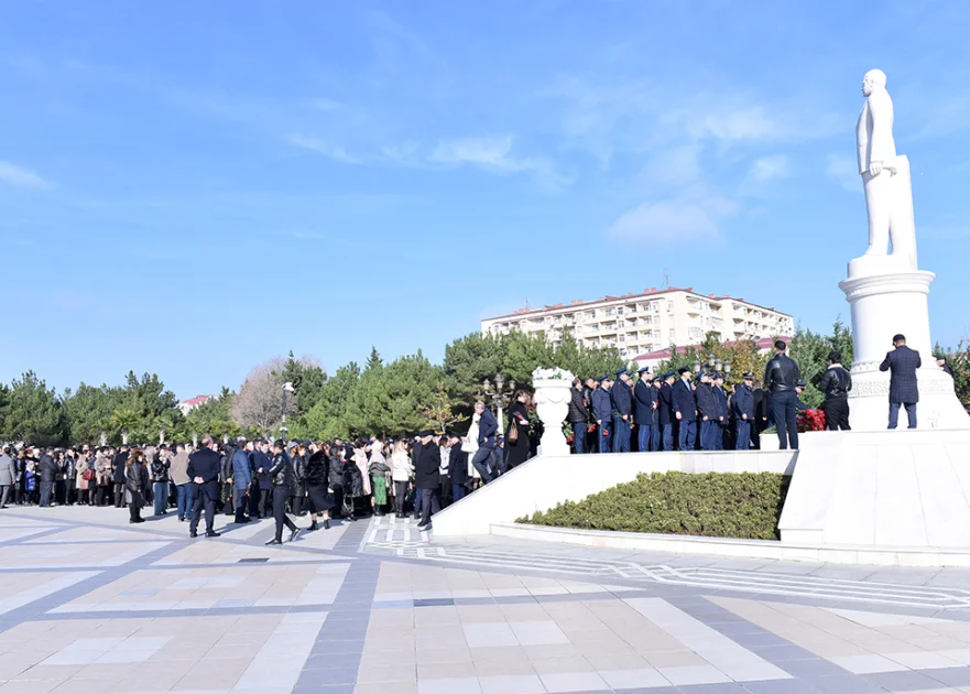 Sumqayıtlılar Ulu Öndərin abidəsini ziyarət ediblər