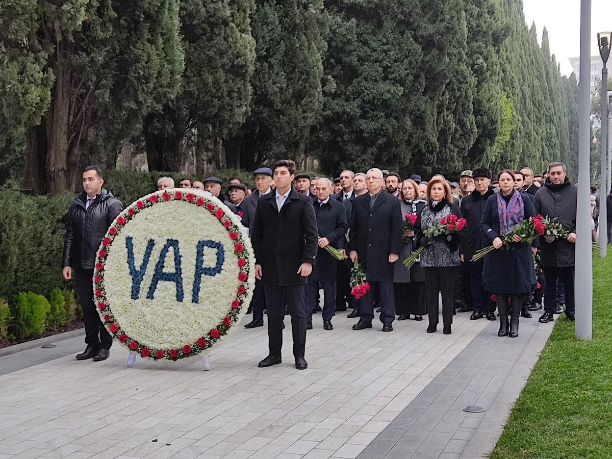 Azərbaycan xalqı Fəxri xiyabanda Ümummilli Liderin məzarını ziyarət edir