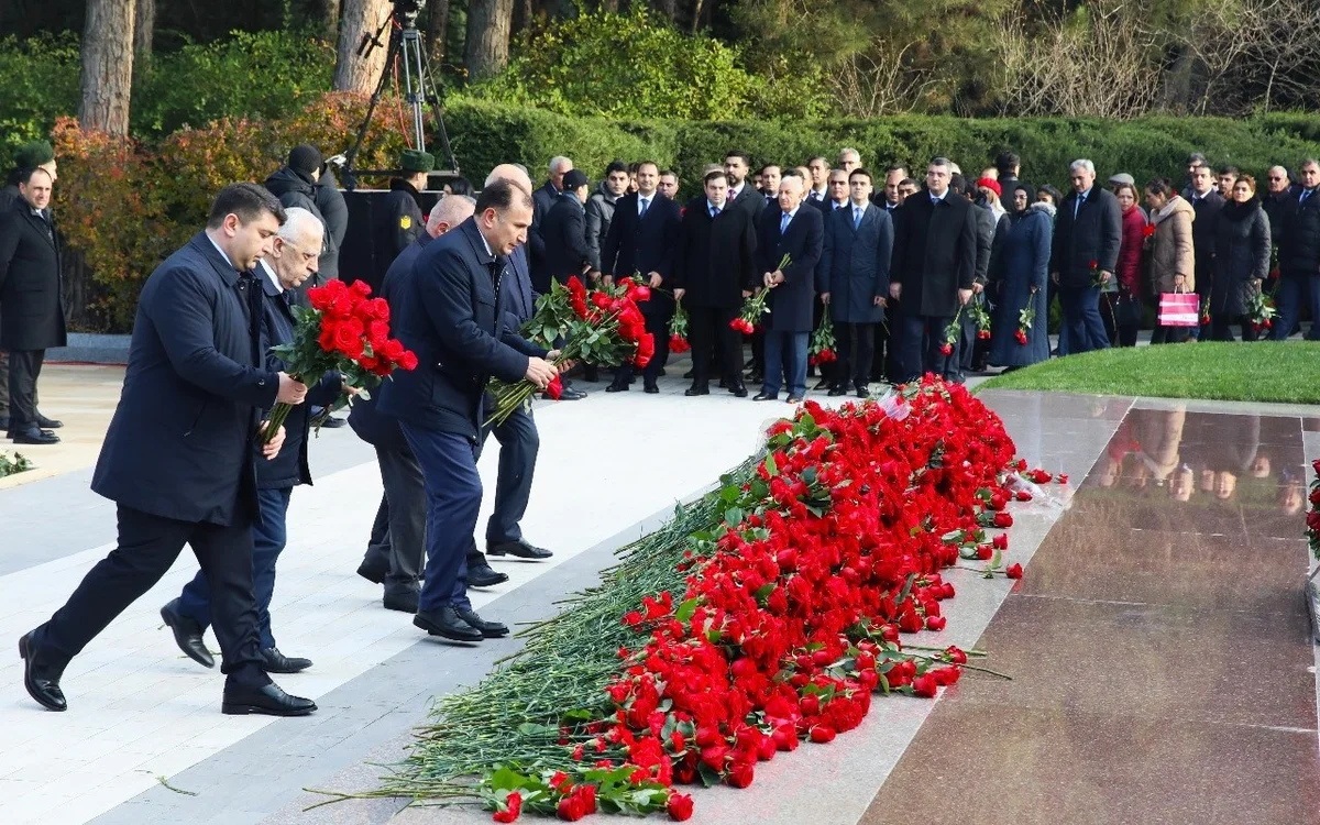 AHİK rəhbərliyi Ulu Öndər Heydər Əliyevin məzarı ziyarət olunub FOTOLAR