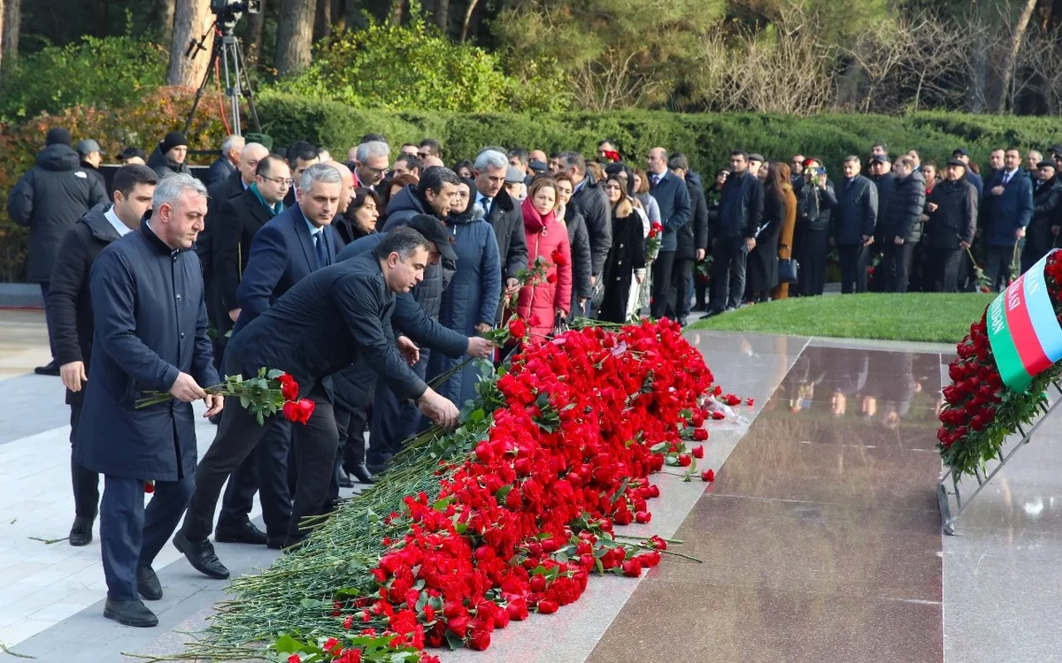 Ulu Öndər Heydər Əliyevin məzarı ziyarət olunub FOTOLAR