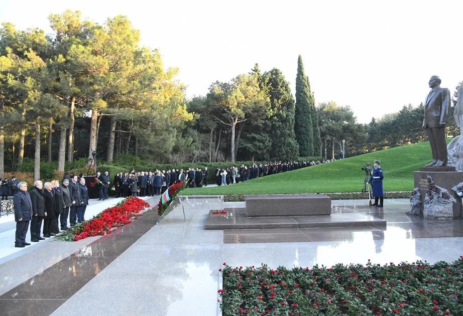 BMUnun kollektivi Ümummilli Liderin məzarını ziyarət edib AZƏRTAC