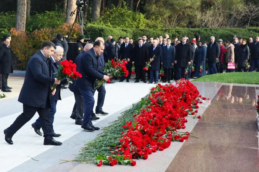 AHİK kollektivi Ulu Öndər Heydər Əliyevin məzarını ziyarət etdi