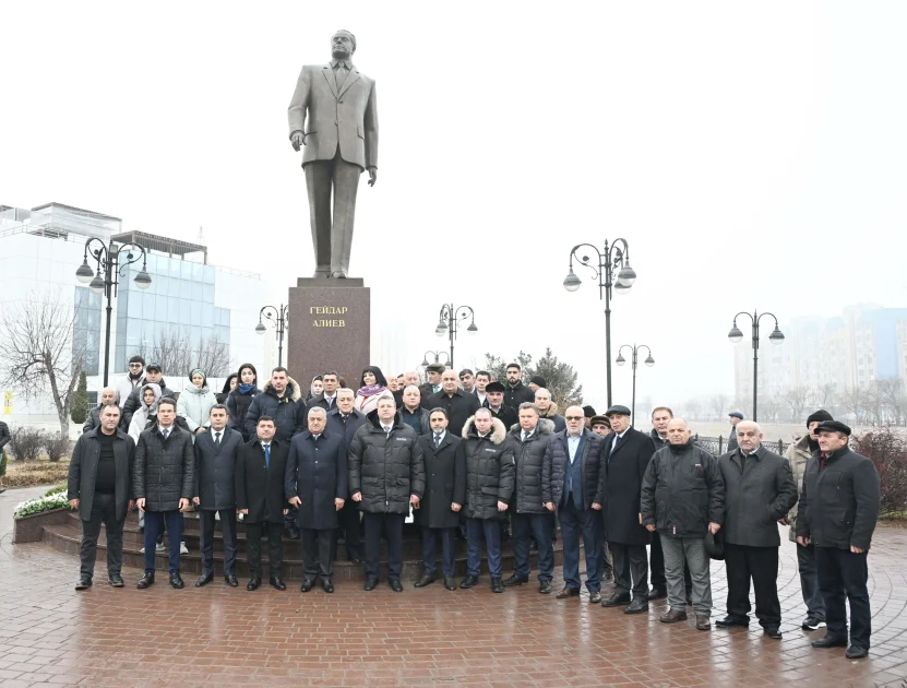 Azərbaycan nümayəndə heyəti Ümummilli Liderin abidəsini ziyarət edib