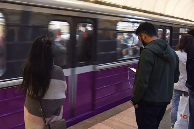 Bakı metrosunda qadın qarət olundu