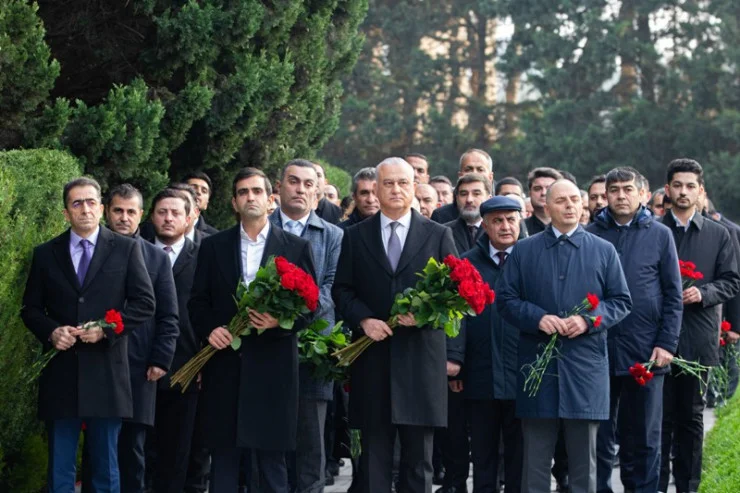 “Azərsun Holdinqin rəhbər heyəti Ulu Öndərin məzarını ziyarət edib FOTOLENT